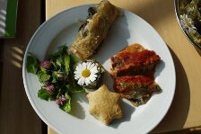 Teller mit Essen und Blütendekoration
