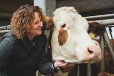 Birgit Gnadl mit Kuh