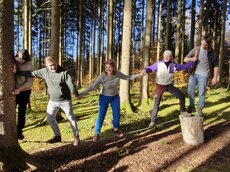 Junge Menschen im Niedrigseilgarten