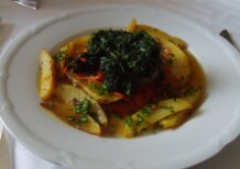 Teller mit Essen zum Basenfasten