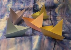 gefaltete Schiffe aus buntem Papier