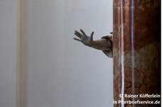 Hand eines Engels hinter einer Säule