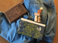 alte Jeans, Korken, Kronkorken und Bücher