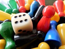 bunte Spielkegel und Würfel