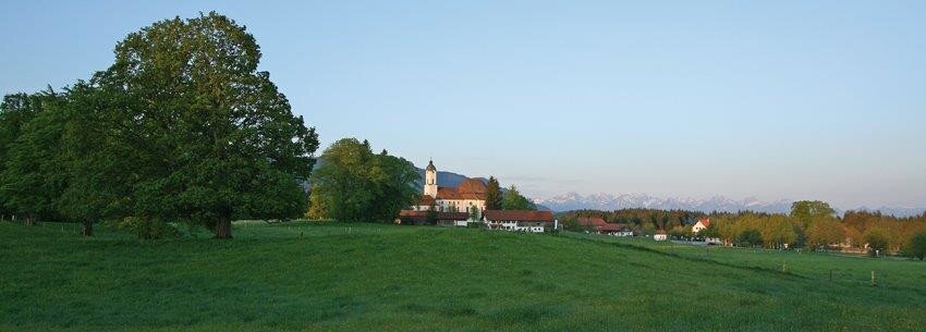 Landschaftsbild mit Wieskirche im Hintergrund