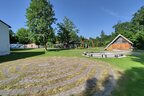 Labyrinth, im Hintergrund Feuerstelle